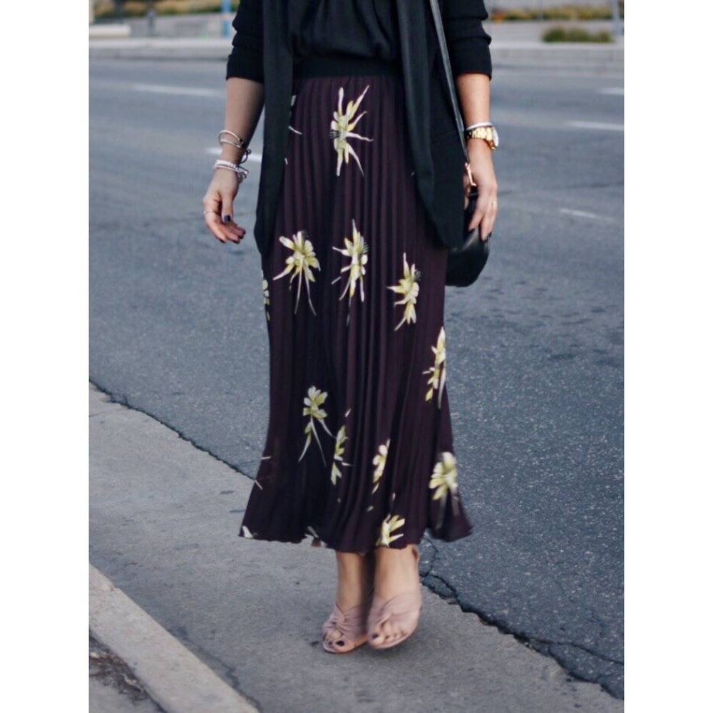 H&M Pleated Floral Print Midi/Maxi Skirt Size 6 Elastic Waist Burgundy